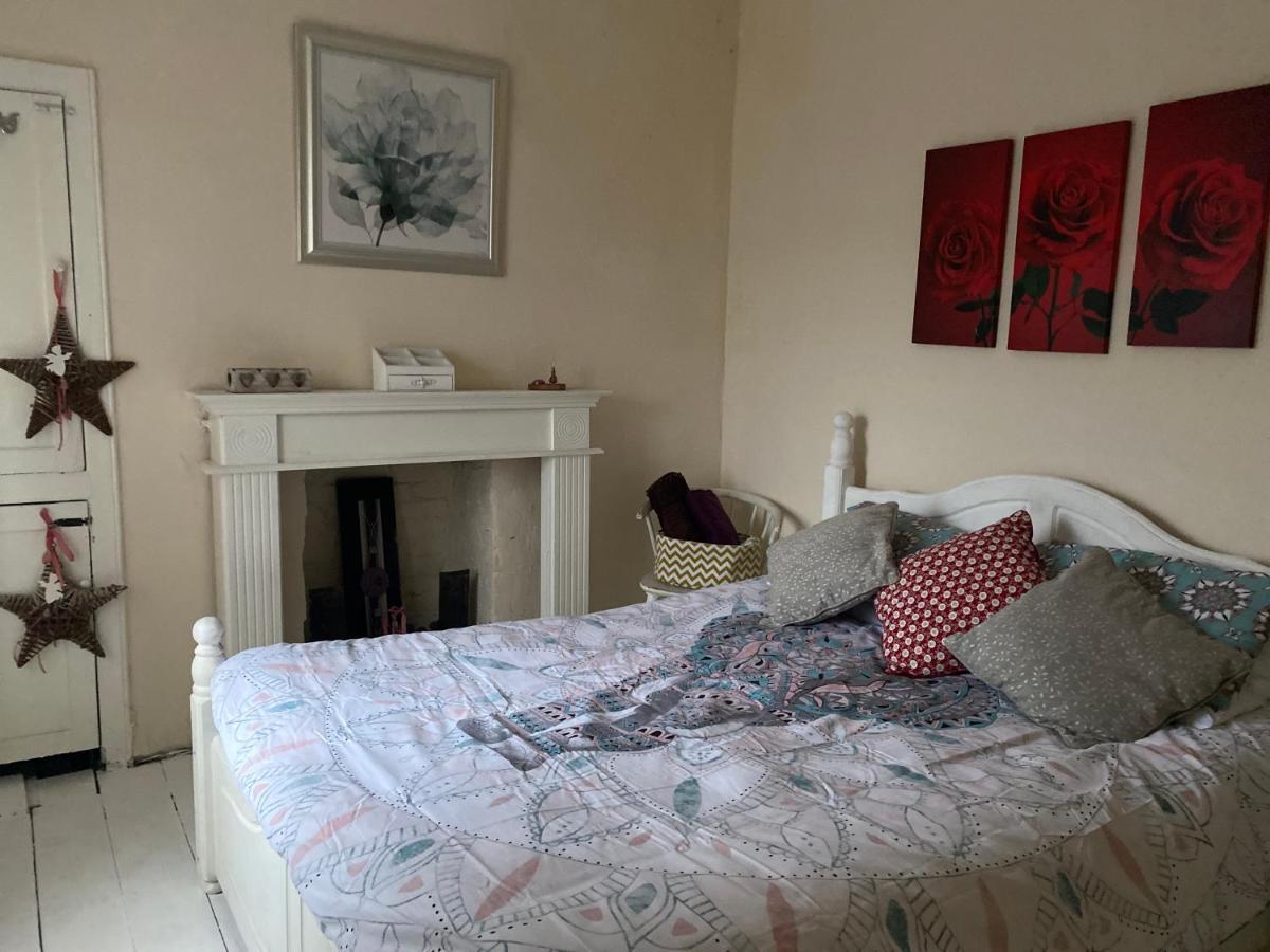 Stunning 2-Bed Apartment Above Schooners Bar Neath Buitenkant foto