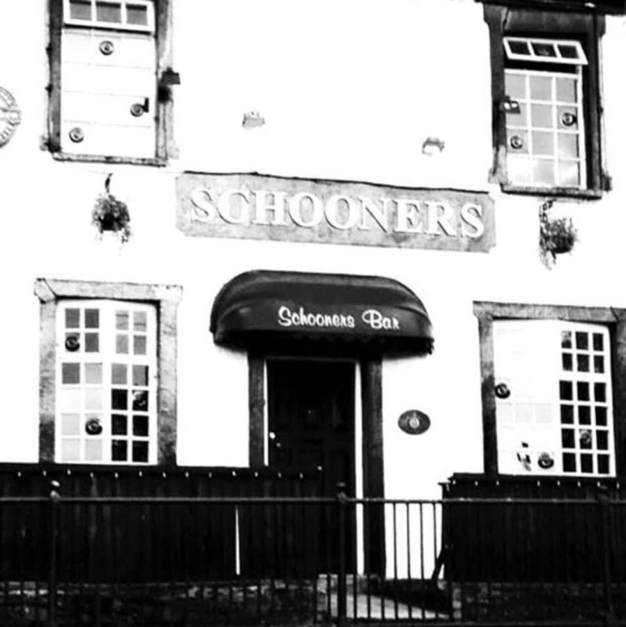 Stunning 2-Bed Apartment Above Schooners Bar Neath Buitenkant foto