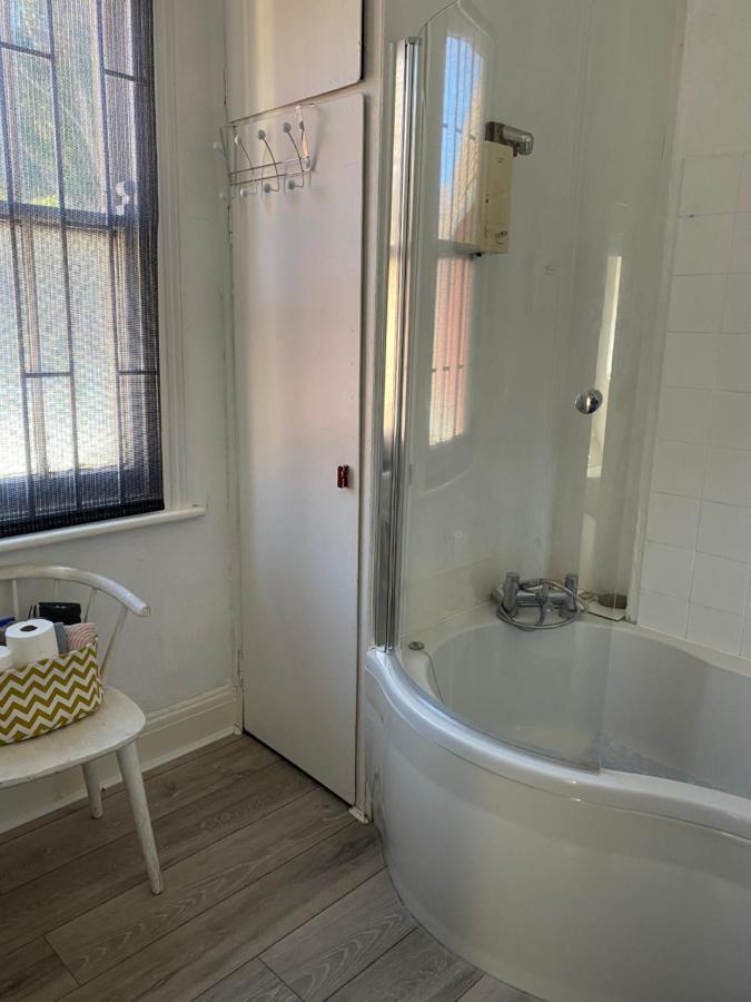 Stunning 2-Bed Apartment Above Schooners Bar Neath Buitenkant foto