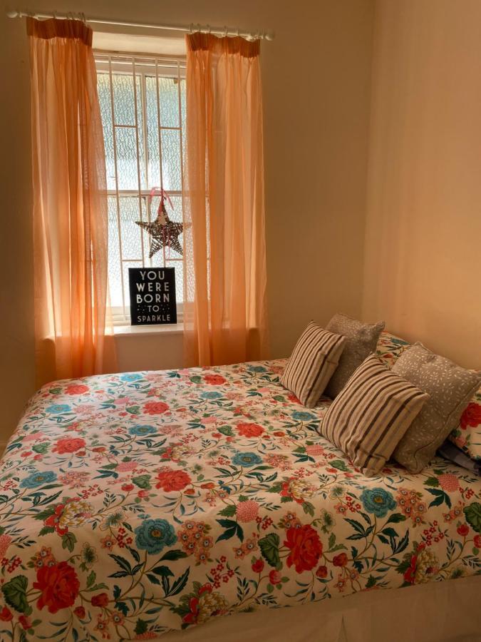 Stunning 2-Bed Apartment Above Schooners Bar Neath Buitenkant foto