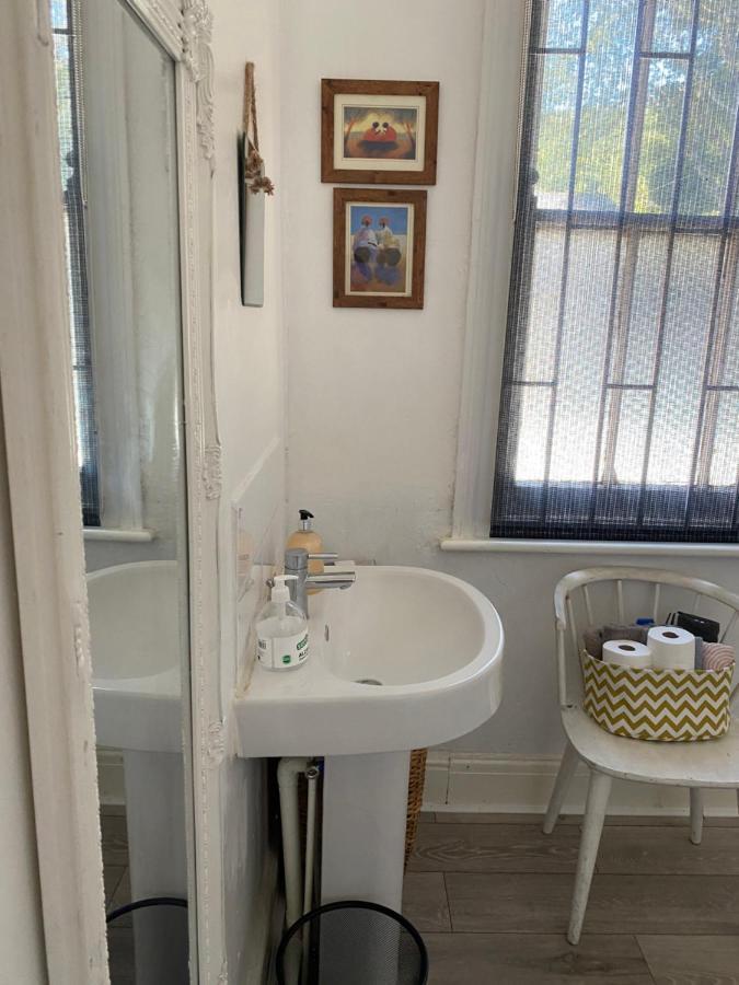 Stunning 2-Bed Apartment Above Schooners Bar Neath Buitenkant foto
