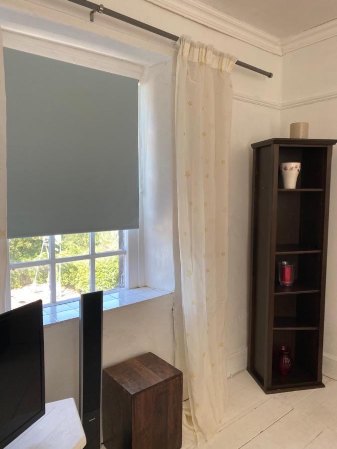 Stunning 2-Bed Apartment Above Schooners Bar Neath Buitenkant foto