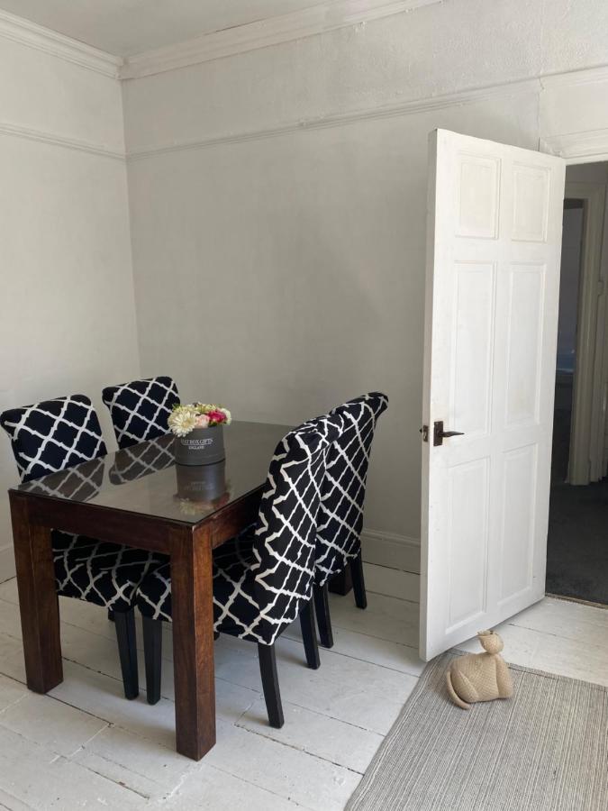 Stunning 2-Bed Apartment Above Schooners Bar Neath Buitenkant foto