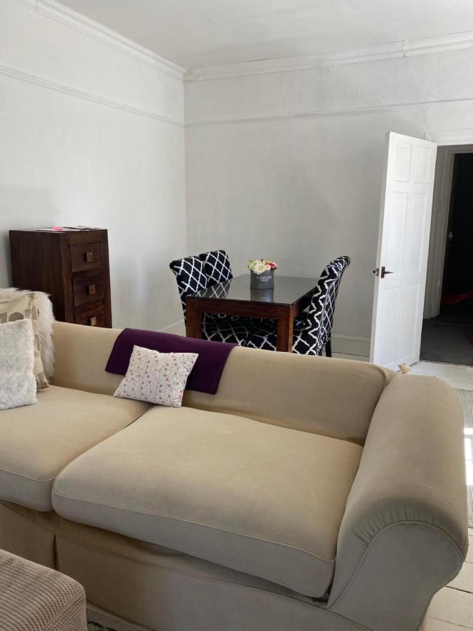 Stunning 2-Bed Apartment Above Schooners Bar Neath Buitenkant foto