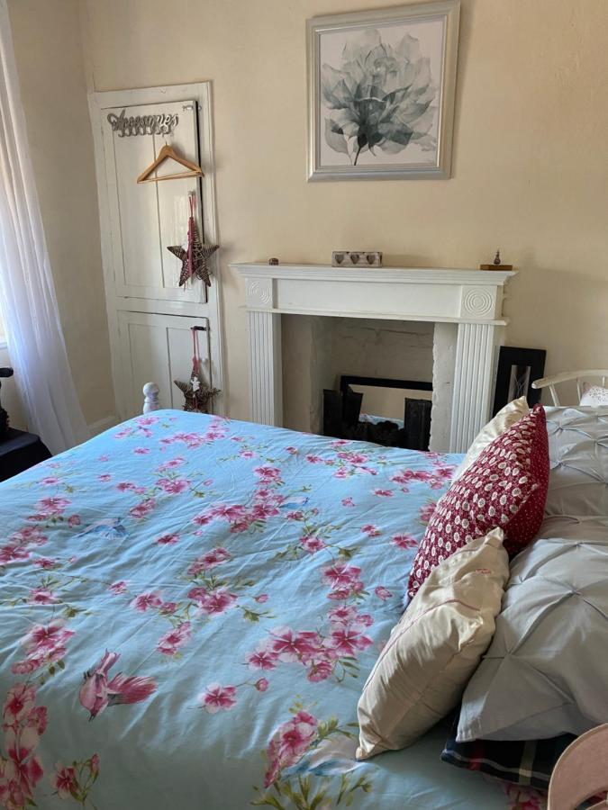 Stunning 2-Bed Apartment Above Schooners Bar Neath Buitenkant foto